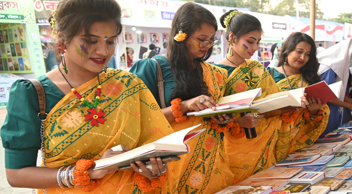 বসন্তের রঙে রঙিন চট্টগ্রাম বইমেলা